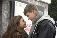 Der Bergdoktor – Lilli (Ronja Forcher) und Carsten (Timmi Trinks) teilen nicht nur die Leidenschaft für die Musik.