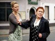 Tatort – WDR Fernsehen TATORT, "Schürfwunden", Buch Frank Posiadly, Regie Niki Stein, Fernsehfilm Deutschland 2004 Uhr. Alice Rausch (Anna Schudt, li.) versucht ihre Großmutter Anna Rausch (Christa Strobel) zu beruhigen. Die geplante Umsiedlung aus Schaffrath ist für die alte Dame eine Katastrophe.