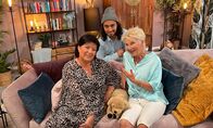 Wohnzimmer-Comedy - Mit Dui do on de Sell – Petra (Petra Binder, li.) und Doris (Doris Reichenauer, re.) haben großes Glück: Comedian und Tierexperte Salim Samatou (Mitte) kommt zufällig vorbei – und gibt den beiden wichtige Tipps in Sachen Tierhaltung.