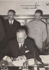 Countdown zum Zweiten Weltkrieg – 1939: Joachim von Ribbentrop bei Vertrags-Unterzeichnung in Moskau.