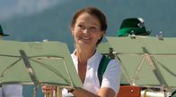 Watzmann ermittelt – Beissls Ehefrau Elisabeth (Barbara Weinzierl) spielt nach dreißig Jahren Abstinenz wieder in der Trachtenkapelle Trompete.
