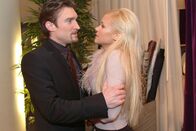 Verliebt in Berlin – Sabrina (Nina-Friederike Gnädig, r.) träumt schon von der Hochzeit. Doch Richard (Karim Köster, l.) macht ihr unmissverständlich klar, was er davon hält.