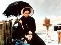 Classix - Filmklassiker im BR: Das Piano – Die stumme Ada (Holly Hunter) ist mit ihrer kleinen Tochter Flora (Ann Paquin) von Schottland nach Neuseeland gekommen. Dort muss sie eine lange Nacht am Strand verbringen, ehe ihr Bräutigam, den sie überhaupt nicht kennt, die beiden abholt.
