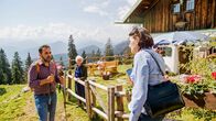 Servus Schwiegermutter – ARD Degeto SERVUS, SCHWIEGERMUTTER! Uhr im ERSTEN, online first ab Mittwoch (27.10.21) in der ARD MEDIATHEK Toni (Adnan Maral) macht beim Ausflug mit Farah (Åžiir EloÄŸlu, re.) einen Stopp bei Hanna (Astrid Polak). Â