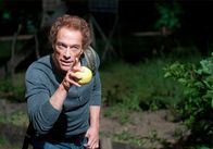 Enemies Closer – Drogenschmuggler Xander (Jean-Claude Van Damme) ist auf der Suche nach einer großen Ladung Drogen, die im Grenzgebiet nach einem Flugzeugabsturz verloren gegangen ist.