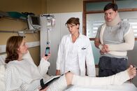 Notruf Hafenkante – Im Beisein von Dr. Jonas (Gerit Kling, M.) bittet August Gradka (Dario Krosely, r.) seine Chefin Frau Berens (Eva Mannschott, l.) um Verzeihung. Er hat Schuld am Verkehrsunfall.
