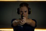 Blutige Anfänger – Charlotte (Cheyenne Pahde) versucht mit ihren Schießübungen die Gedanken an Umut zu verdrängen.
