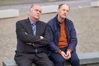 Heldt – Hauptkommissar Grün (Timo Dierkes, l.) und Polizeihauptmeister Korthals (Steffen Will, r.) hoffen, dass Frau Dr. Holle ihnen mit verwertbarem Beweismaterial weiterhelfen kann.
