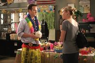 Monk – Lt. Randall Disher (Jason Gray-Stanford, l.) und Natalie Teeger (Traylor Howard, r.) amüsieren sich auf Captain Leland Stottlemeyers Hawaii-Party, auf die Monk nicht eingeladen wurde ...