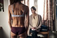 Aus Haut und Knochen – Lara (Lisa Marie Koroll, l.); Susanne (Anja Kling, r.)