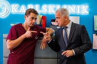 Bettys Diagnose – Lukas Hilpert (Niklas Löffler, l.) und Prof. Dr. Alexander von Arnstett (Florian Fitz, r.)
