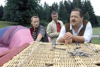 Die Rosenheim-Cops – Hat der dubiose Amberger (Martin Falk, li.) etwas mit dem Absturz des Ballons zu tun? (Markus Böker, mi., Joseph Hannesschläger, re.).