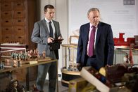 Inspector Barnaby – DCI John Barnaby (Neil Dudgeon, r.) und sein Assistent DS Jamie Winter (Nick Hendrix, l.) versuchen, im Puppenhaus-Museum den Tathergang nachzuvollziehen.