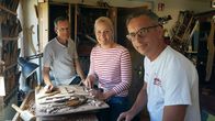 Inselreportagen mit Judith Rakers – Judith mit den Gebrüder Roloff bei Türenschnitzen.