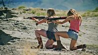 Cowboys vs. Dinosaurs – Auch Sky (Casey Fitzgerald, r.) und ihre Freundin versuchen die Dinosaurier zur Strecke zu bringen.