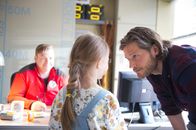 Die Bergretter – Markus (Sebastian Ströbel, r.) hat bei seiner Hütte die kleine Martha (Tamara-Laura Graser, M.) gefunden und versucht mit Tonis (Martin Klempnow, l.) Hilfe rauszufinden, wo ihre Eltern sind.