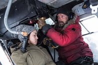 3satThementag: "Eiskalt": Arctic – Nachdem ein Helikopter im Sturm verunglückt ist, kümmert sich Overgård (Mads Mikkelsen) um die Überlebende (María Thelma Smáradóttir).