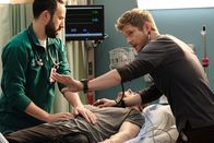 Atlanta Medical – (v.l.n.r.) Dr. Irving Feldman (Tasso Feldman); John Losurdo (Ty Trumbo); Dr. Conrad Hawkins (Matt Czuchry)