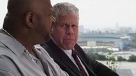 Bad Ass – Mayor Williams (Ron Perlman) und Panther (Charles S. Dutton,l.).