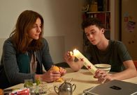 Die Konfirmation – Ben (Tim Litwinschuh) möchte sich zur Überraschung seiner Mutter Johanna Winkler (Ulrike C. Tscharre) konfirmieren lassen.