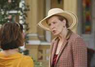 Desperate Housewives – Gabrielle (Eva Longoria, l.) verdächtigt Carlos Patientin Virginia (Frances Conroy, r.), eigennützige Motive für ihre Großzügigkeit zu haben ...