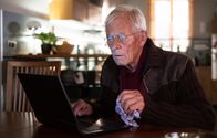 In aller Freundschaft – Otto Stein (Rolf Becker) macht sich Sorgen um seine Gesundheit und begibt sich im Internet auf Recherche.