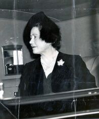 Universum History – Königin Elizabeth (Queen Mum) in einer Kutsche.
