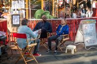 Hacks – Ava (Hannah Einbinder. r.) und Marcus (Carl Clemons-Hopkins, M.) geben sich auf dem Jahrmarkt gegenüber einem Zeichner (Peter Holden, l.) als Paar aus – und erkennen dabei, wie viel sie tatsächlich gemeinsam haben.