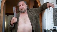 Tatort – Kommissar Frank Thiel (Axel Prahl) will Udo Kayser (Matthias Komm, im Bild) zum Tod seines Bowlingkumpels Rosponi befragen. Der kocht gerade und ist nicht sonderlich gesprächig.