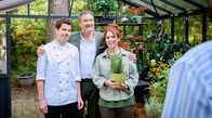 Sturm der Liebe – Fanny (Johanna Graen, r.) und Kilian (Anthony Paul, l.) müssen noch einmal als Team funktionieren und posieren mit Christoph (Dieter Bach, (M.) für ein gemeinsames Foto.