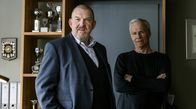 Tatort – Der Mordfall an einem Szenefotografen, der in den 90ern große Erfolge feierte, ist auch für die Kommissare Freddy Schenk (Dietmar Bär, links) und Max Ballauf (Klaus J. Behrendt) eine Zeitreise.
