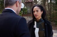 Sturm der Liebe – Der verzweifelten Nicole (Dionne Wudu, r.) tut es gut, als Erik (Sven Waasner, l.) sie verständnisvoll tröstend in den Arm nimmt.