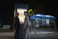 Future Man – Tiger (Eliza Coupe, l.); Josh Futturman (Josh Hutcherson, r.)