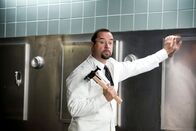 Tatort – Der Hammer: Hält Prof. Boerne (Jan Josef Liefers) das Tatwerkzeug in den Händen?