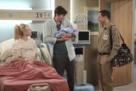 Two and a Half Men – L-R: Ms. McMartin (Maggie Lawson) Walden Schmidt (Ashton Kutcher) und Alan Harper (Jon Cryer)