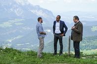 Watzmann ermittelt – Ein Wanderer (Alexander Vitzthum, l.) behauptet am Tatort gegenüber Jerry Paulsen (Peter Marton, M.) und Benedikt Beissl (Andreas Giebel, r.), dass jemand den alten Mann in eine Schlucht stürzen wollte.