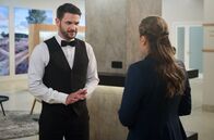 Rote Rosen – David (Arne Rudolf, l.) kapiert, wie sehr Mia (Leonie Beuthner, r.) in ihn verknallt ist