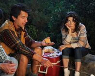 The Middle – Mike und Frankie (Patricia Heaton, r.) überreden ihre Kinder, sie auf einen Campingtrip zu begleiten. Dabei war ihr letzter Ausflug damals in ihren Flitterwochen gehörig schief gegangen, nachdem Mikes früherer Schulkamerad Nicky Kohlbrenner (Ray Romano, l.) mitten hineingeplatzt war ...