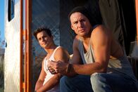 Magic Mike XXL – Während sich alle freuen, dass Mike (Channing Tatum, r.) mit ihnen zusammen zum letzten Auftritt der Kings of Tampa fährt, scheint Ken (Matt Bomer, l.) nicht ganz so glücklich mit dessen Rückkehr zu sein ...