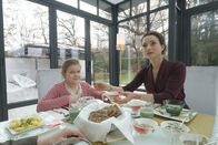 Faltenfrei – Von links: Leonie (Paula Fütterer) und ihre Mutter Fiona (Henriette Richter-Röhl) sitzen am perfekt gedeckten Frühstückstisch und warten auf Stella.