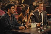 How I Met Your Mother – Während Barney (Neil Patrick Harris, r.) merkt, dass er sich in Robin (Cobie Smulders, M.) verliebt hat, muss Ted (Josh Radnor, l.) feststellen, dass Stella noch nie "Star Wars" gesehen hat ...