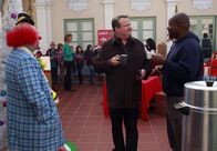 Modern Family – Clown (Christopher Gehrman, l.); Cameron Tucker (Eric Stonestreet, Mitte)