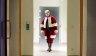 Der Besuch – Im Krankenhaus erfährt Klaus (Matthias Brenner), dass er den Weihnachtsmann für die achtjährige totkranke Clara spielen soll.