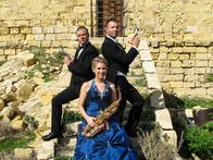 Verrückt nach Meer – : in der Kulisse von Gozo möchte sie ein Fotoshooting mit Tochter und Musikstudentin TATJANA machen. Zu diesem Shari Sandhöfer-Reiling, Fotografin und Mutter von Tatjana Sandhöfer moechte ein Fotoshooting in der Kulisse von Gozo mit ihrer Tochter machen. Zu diesem Zweck hat sie extra ein blaues Ballkleid (das die Farbe des Meeres aufnimmt) aus Deutschland mitgebracht. Mit aufs Foto sollen Reiseleiter MORITZ und Abendspielleiter und Taenzer MATTHIAS als Butler.