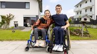 Checkerin Marina – Checkerin Marina lernt Rollstuhlfahren von Janis, der im Rollstuhl unterwegs ist.