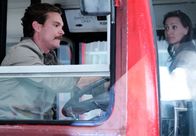 Lethal Weapon – Das Date im Doppeldeckerbus sollte für Molly (Kristen Gutoskie, r.) und Riggs (Clayne Crawford, l.) eigentlich anders verlaufen ...