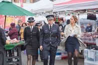 Wild Bill – Reporterin Lisa Cranston (Angela Griffin, r.) möchte den neuen Chief Constable Bill Hixon (Rob Lowe, M.) kennenlernen.