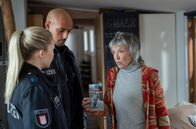 Großstadtrevier – Monika Böckhold (Eva Kryll, r.) zeigt Lukas Petersen (Patrick Abozen, M.) und Jessy Jahnke (Farina Flebbe, l.) ein Foto ihrer verschwundenen englischen Bulldogge Morpheus. Die beiden Polizisten sollen sie suchen.