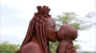 Babys – Wenn Babys brabbeln, glucksen und lachen, klingt es überall auf der Welt gleich und auch Ponijao fühlt sich in seiner Heimat Namibia wohl ...