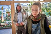 Marie Brand – Melanie Josten (Nora Solcher, r.) ist geschockt über die Nachricht vom Tod von Ben Thiele, die ihr sein Vater Klaus Thiele (Hanno Friedrich, l.) übermittelt hat.
